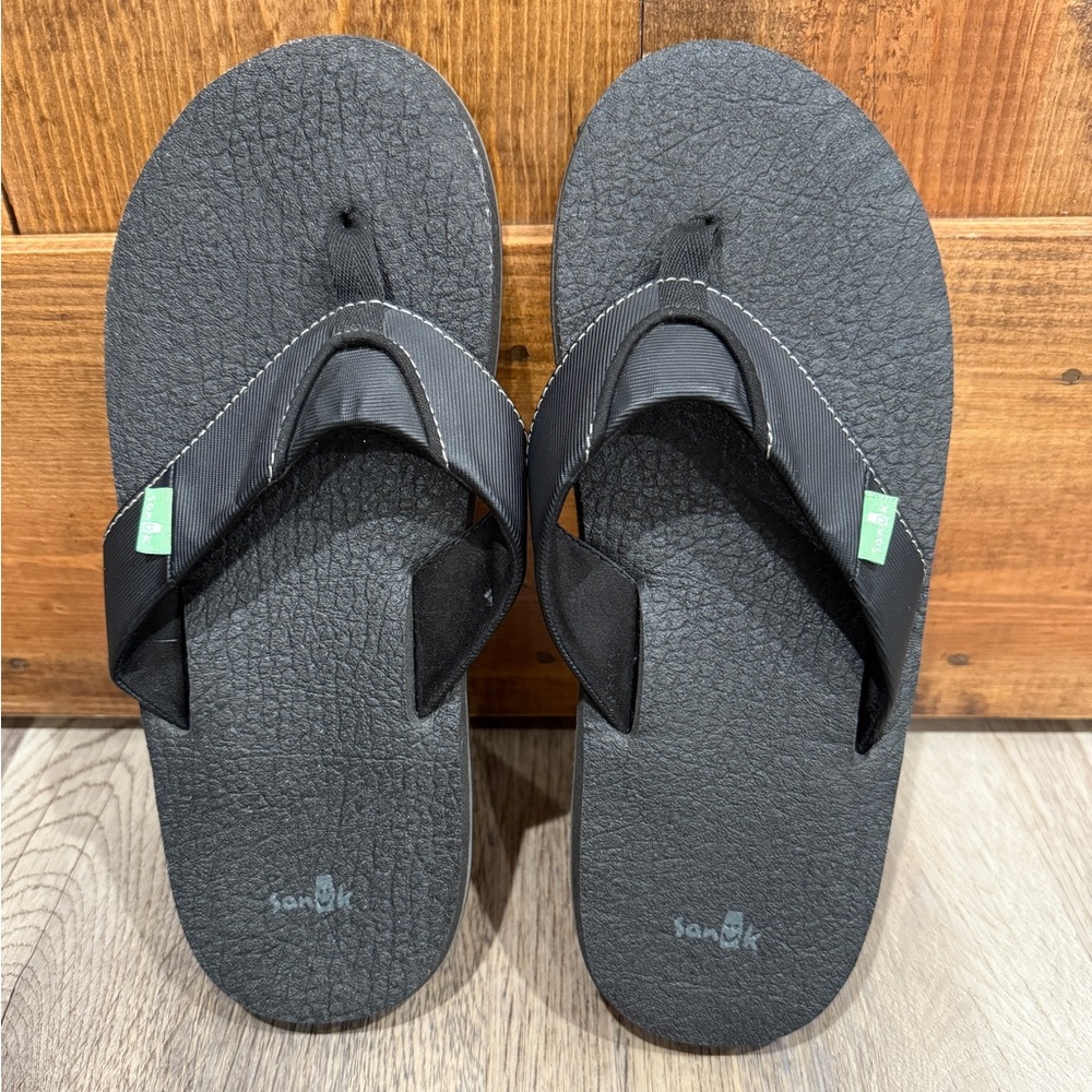 Sanuk black flip flops. Men's size‎ 6-7